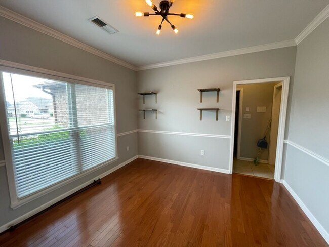 Building Photo - 5 BEDROOMS, great home located in Olive Br...