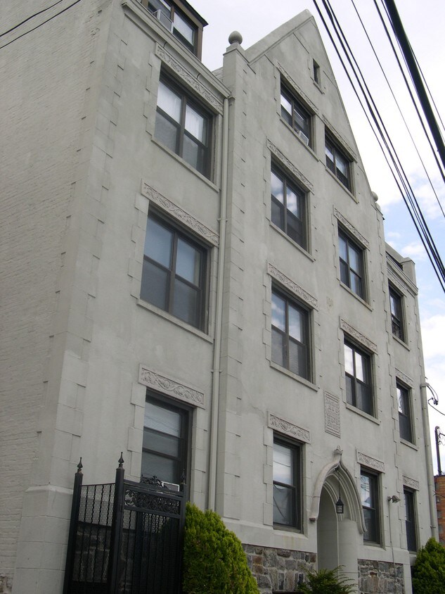 Primary Photo - 17 Coligni Ave