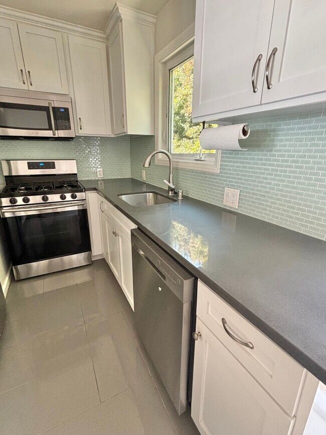 Building Photo - Charming Bungalow-Style Unit in Quiet Trip...