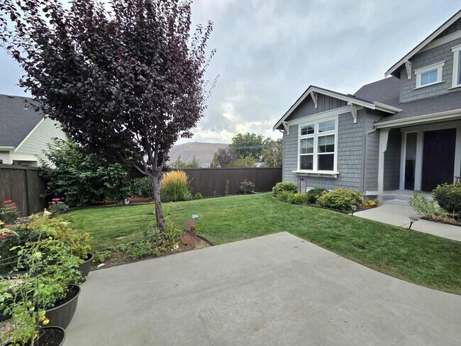 Foto del edificio - Large 3 bedroom, 3 bath newer build in sought after East Wenatchee neighborhood!