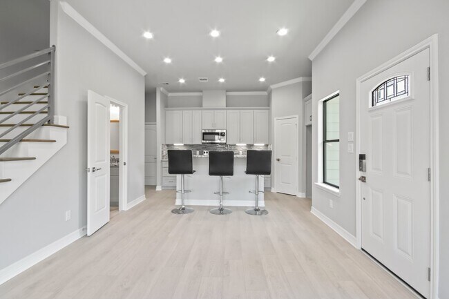 Building Photo - 5415 Bacher St