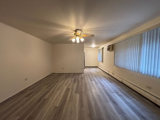 Foto del edificio - Large 2 bedroom apartment! Backs to Cheesman Park! One parking space in garage!