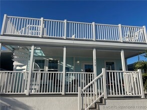 Building Photo - 118 NE Bay Dr