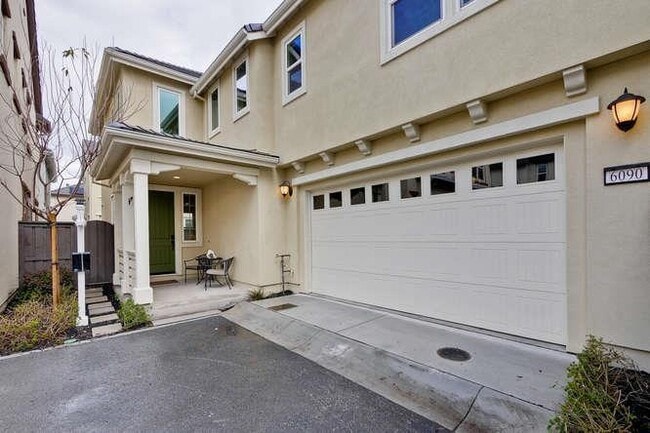 Building Photo - 6090 Charlotte Dr