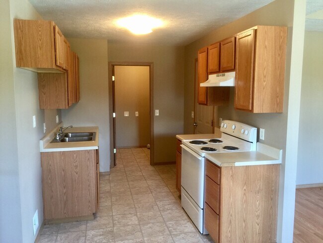 Building Photo - 2 bedroom 2 bath duplex in Clever!