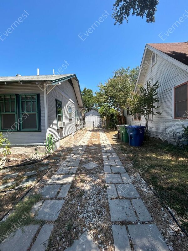 Building Photo - 625 W Lullwood Ave
