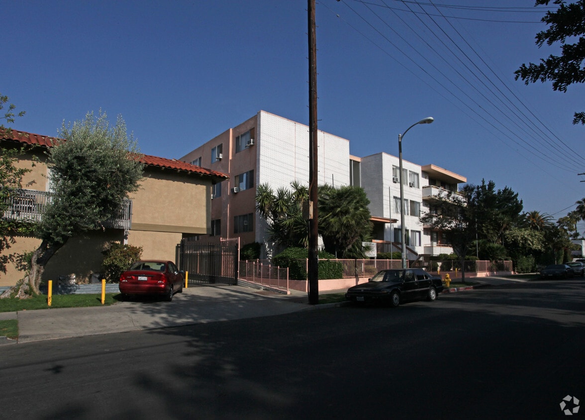 Building Photo - 6727 Sylmar Ave
