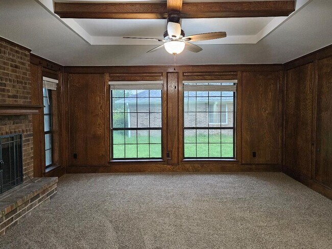 Foto del edificio - Three bedroom and two bathroom nicely remo...