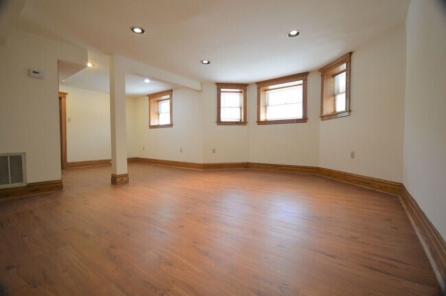 Foto del edificio - 852 W Waveland Ave