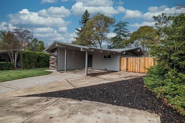 Building Photo - 4421 Robertson Ave