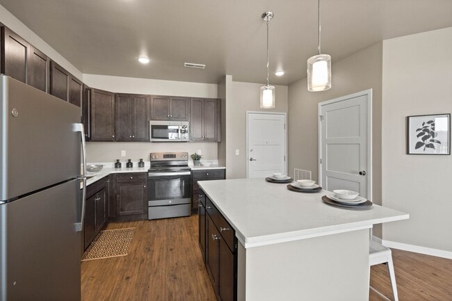 Building Photo - Very Large/Spacious 1-Bedroom/1.5-Bath, unit 104