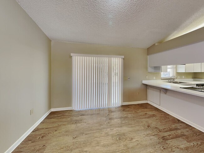 Building Photo - 266 Glenridge Loop N
