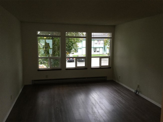 Building Photo - 390 NE Izett St