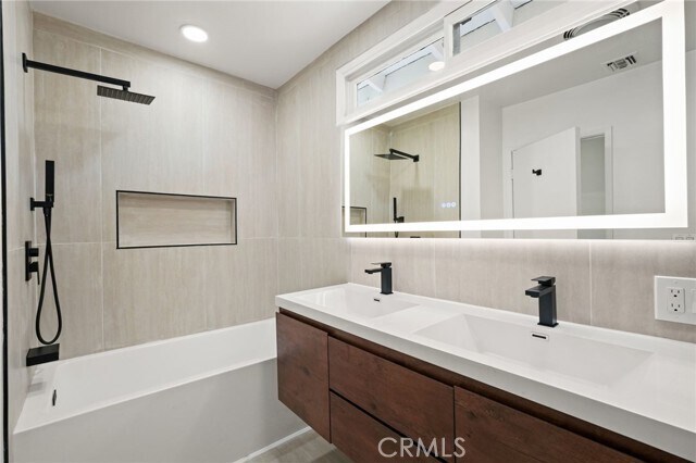 Foto del edificio - 6556 Corbin Ave