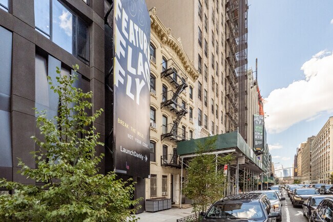 Building Photo - 117 Varick St