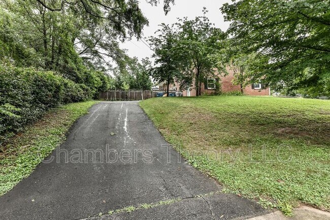 Foto del edificio - 6158 Loch Raven Dr