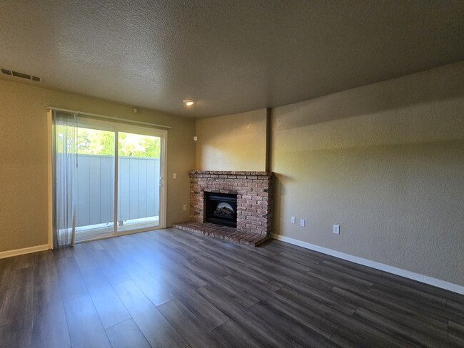 Building Photo - Beautiful 2 bedroom 2 bathroom condo in Or...