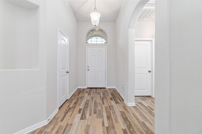 Foto del edificio - 5138 Royal Jasmine Pl