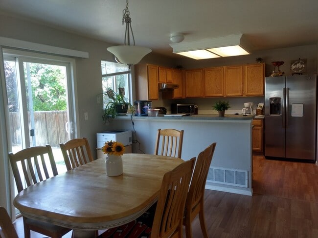 Building Photo - 6511 Stagecoach Ave