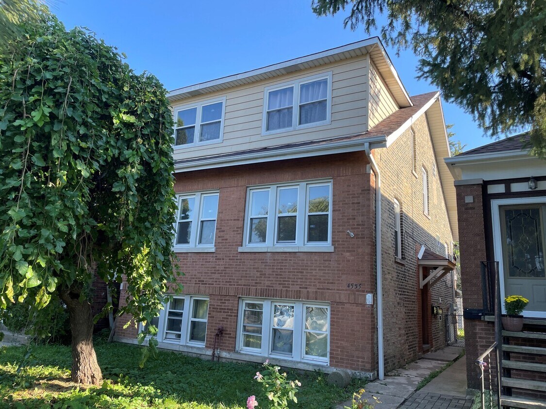 Foto principal - 4555 W Wellington Ave