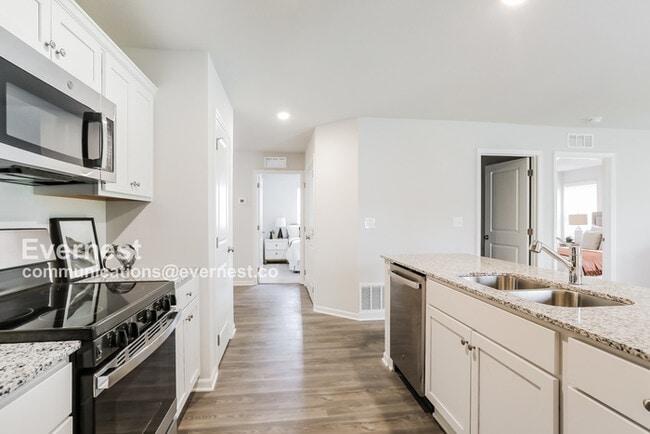 Building Photo - Lovely 3 Bed, 2.5 Bath Home with Modern Am...