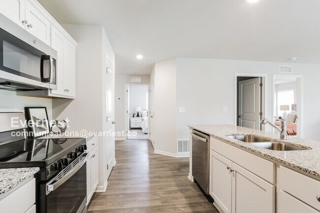 Foto del edificio - Lovely 3 Bed, 2.5 Bath Home with Modern Am...