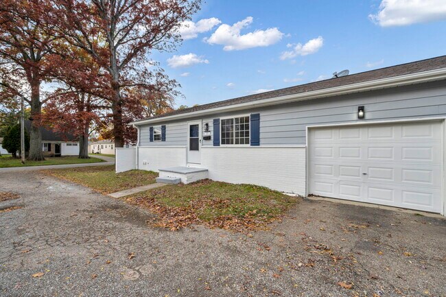 Building Photo - 231 Randel Ave