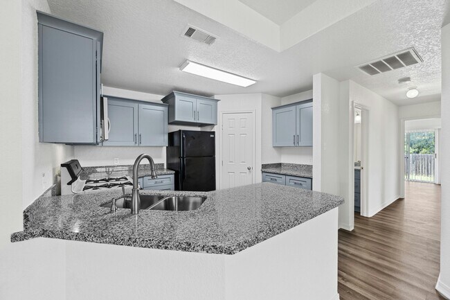 Kitchen - 502 Rockmoor Dr