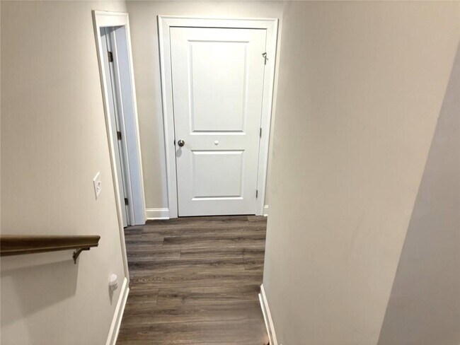 Building Photo - 7866 Laurel Crest Dr