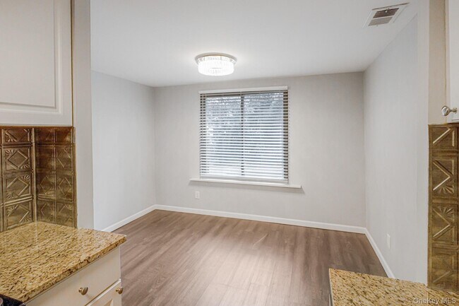 Foto del edificio - 100 Glen Hollow Dr