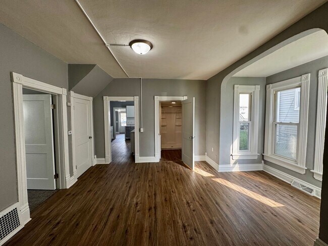 Building Photo - 410 9th St