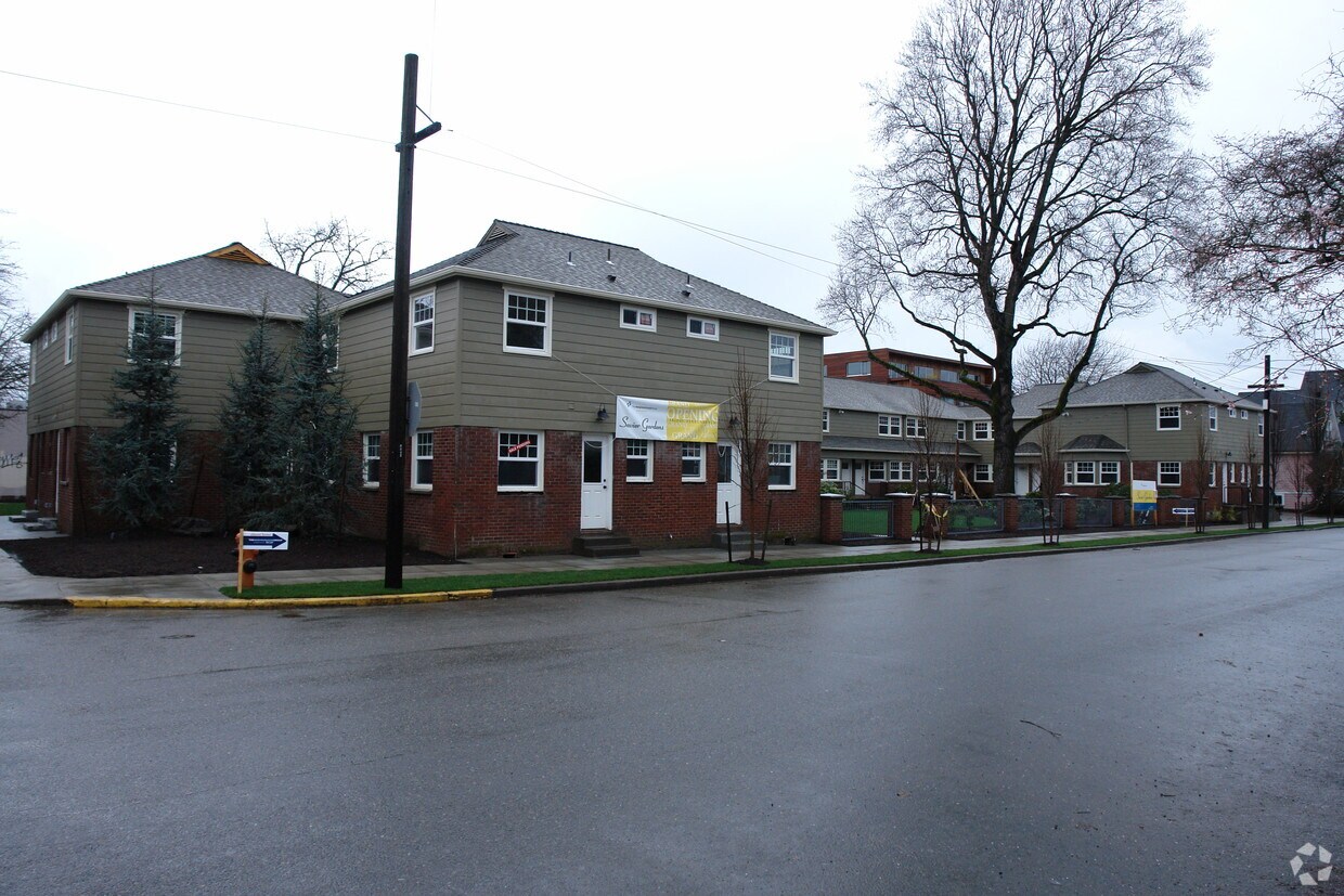 Primary Photo - 2555 NW Savier St