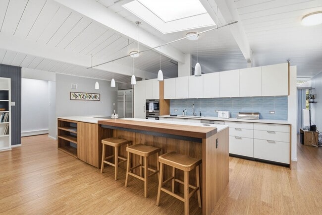 Building Photo - Beautifully Remodeled, Furnished 3 Bed + Office, 2 Bath Home- Available Short Term Only!