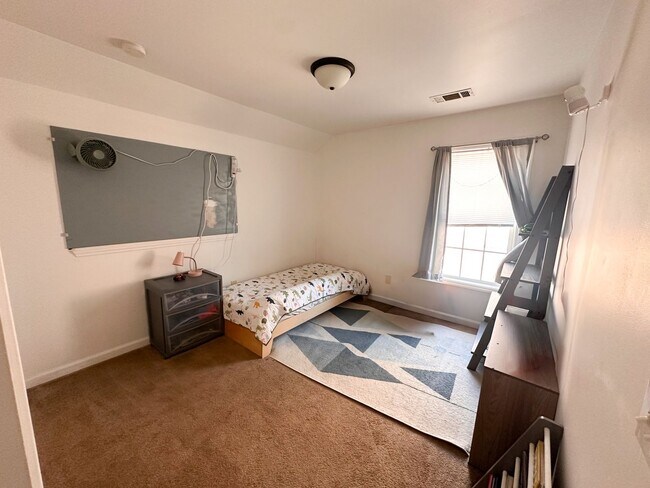 Foto del edificio - Comfortable and Convenient 3 Bedroom Townh...