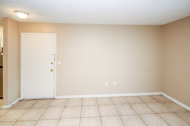 Building Photo - Spacious 2/1 Condo In The Carrington Park ...