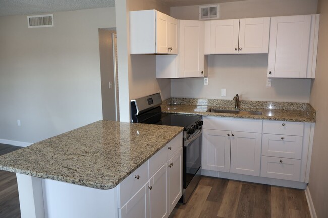 Foto del edificio - 2/1.5 condo in St Pete - remodeled and upd...