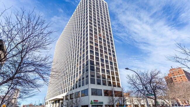 Building Photo - 4343 N Clarendon Ave