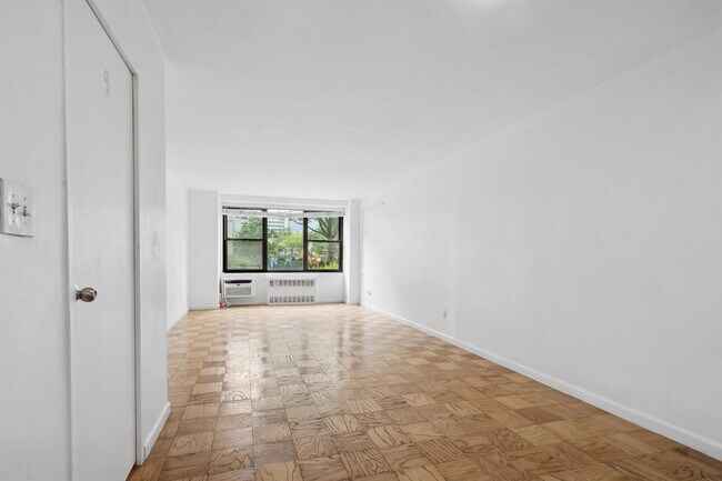 Foto del edificio - 10 Huron Ave