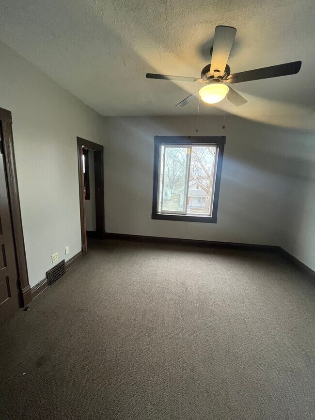 Building Photo - Midtown 2 Bedroom Unit!!
