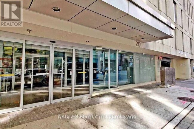 Photo du bâtiment - 210 Victoria St