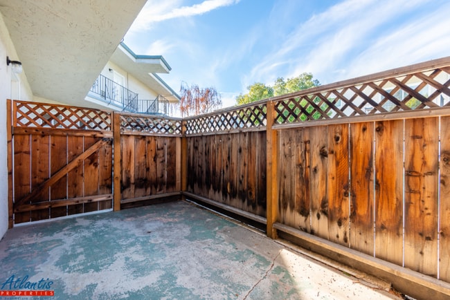Building Photo - 642 Blythe Ct