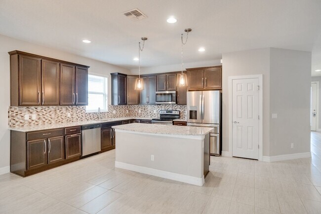 Foto del edificio - Stunning 3-Bedroom Pool Home with Bonus Room in the Gated Community of Lakeshore at Narcoossee