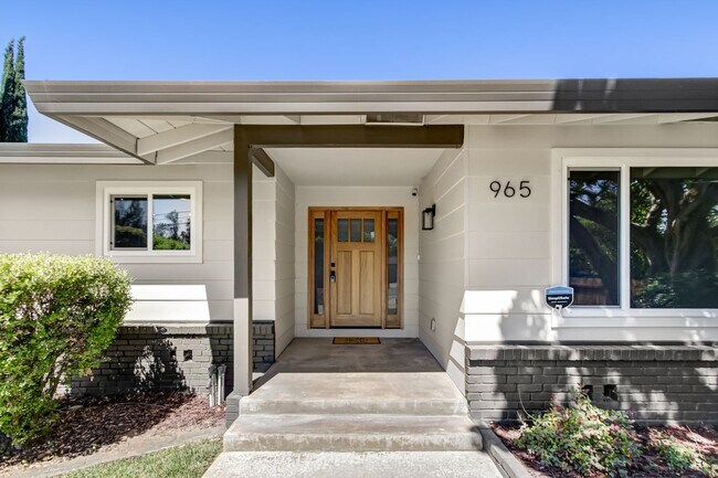 Building Photo - High-End 4-Bedroom Retreat | Designer Kitchen | Resort-Style Backyard & Pool!