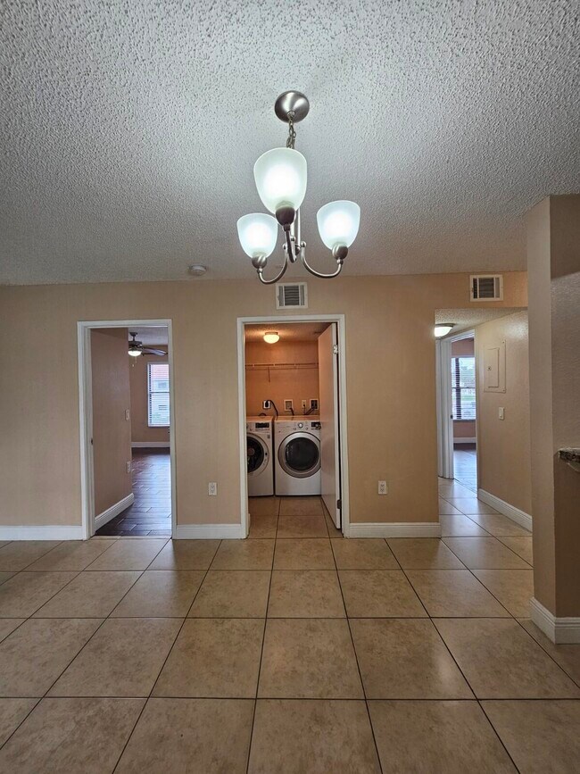 Foto del edificio - 1543 Lake Crystal Dr