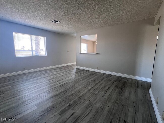 Foto del edificio - 5061 W Pioneer Ave