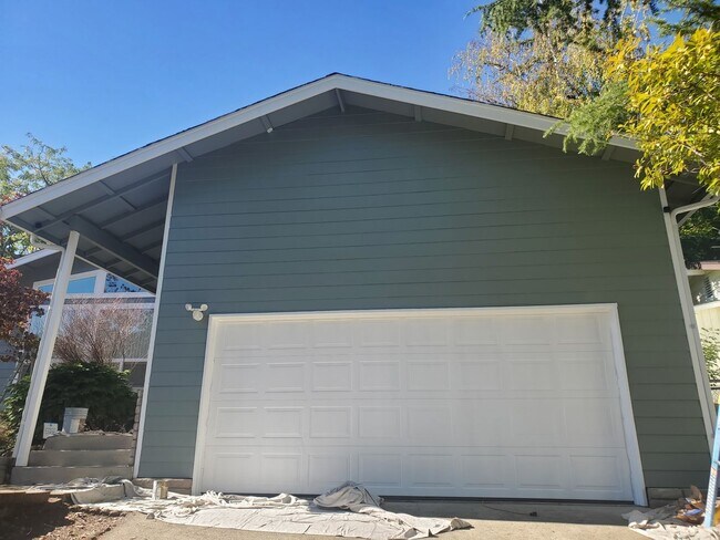 Building Photo - East Roseburg 3 bedroom 2 bath close to Eastwood school