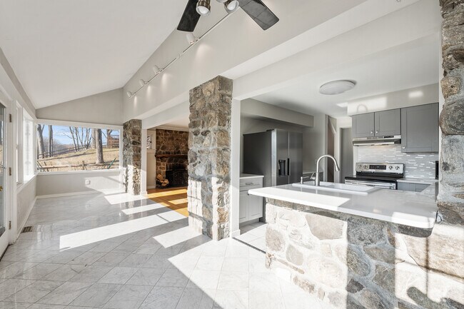 Building Photo - 16 Crescent Dr
