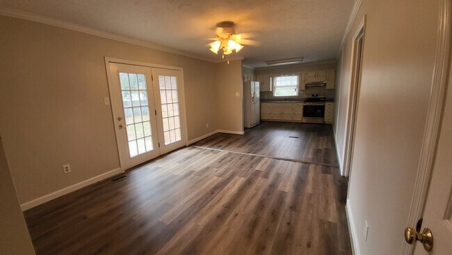 Building Photo - 3 Bedroom, 2 Bath Brick Home in Tanglewood