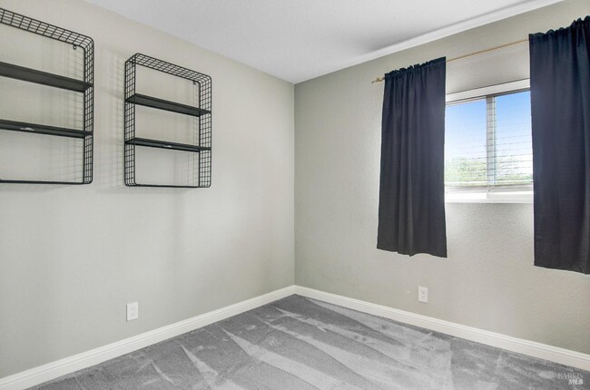 Building Photo - 285 Samantha Way