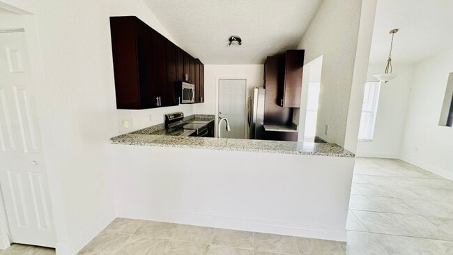 Foto del edificio - 225 Rail Ave